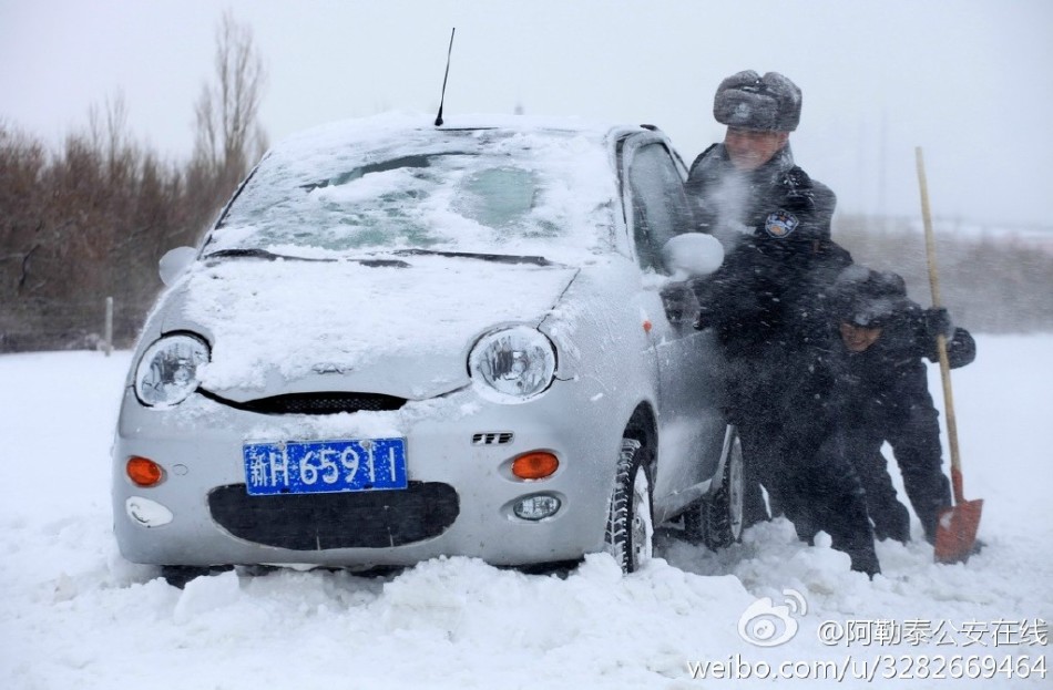 场面感人:新疆小朋友向雪中站岗警察叔叔敬礼