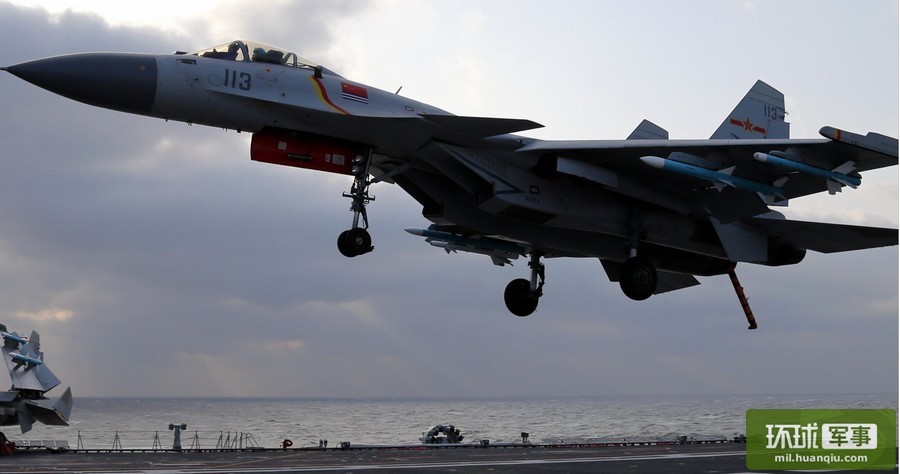 歼15飞鲨起降训练出新图 6架机集体折翼停甲板