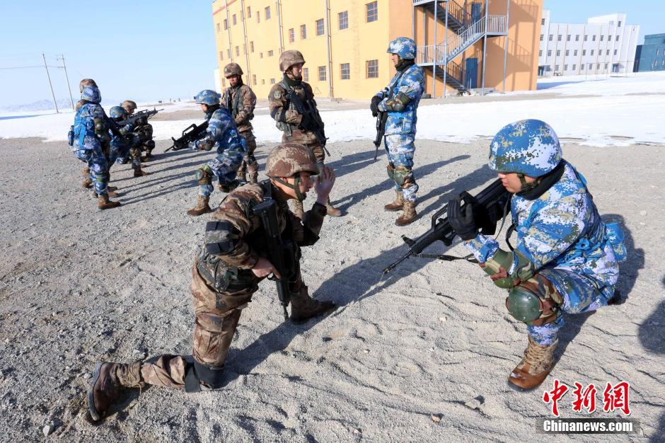 海陆特种兵反恐联训 新疆军区特战近战室曝光