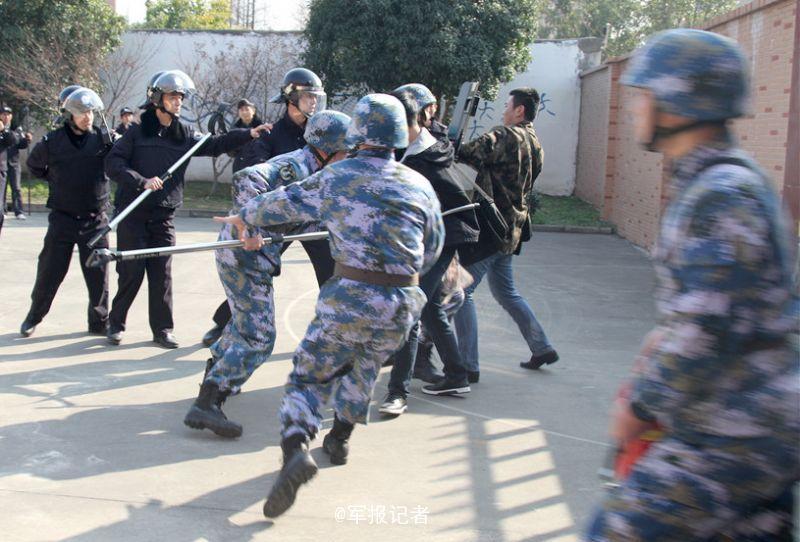 东海舰队驻地练应对突袭营门 敢来就狠狠收拾