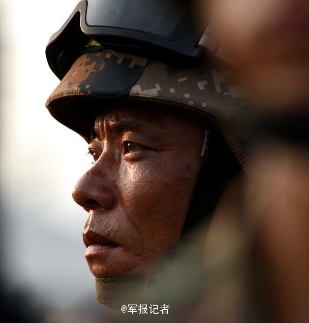 眼神能杀人:中国军人眼神里流露出一种震撼