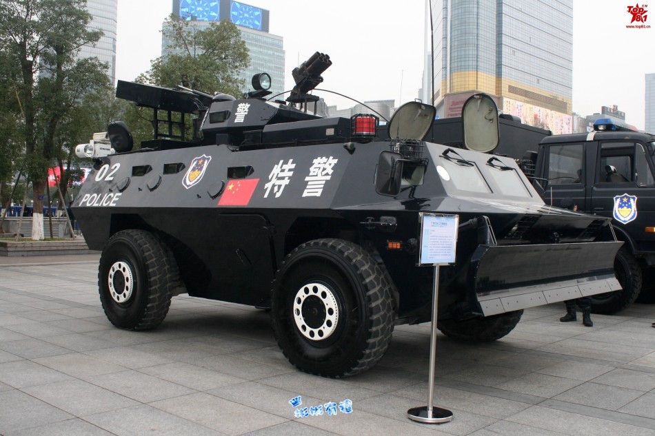 近看中国国产警用装甲防暴车透着英俊威猛