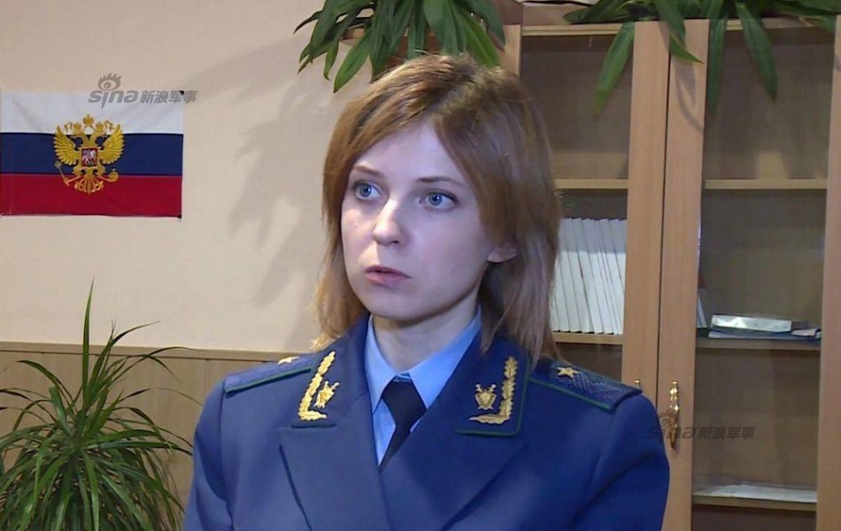 俄女检察长穿少将服现身 里面皮肤很白