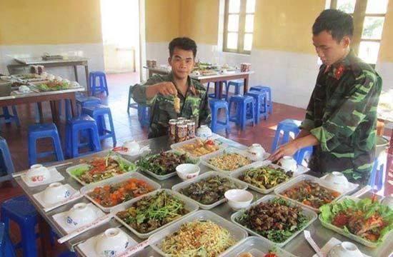 舌尖上的军营 外军伙食对比