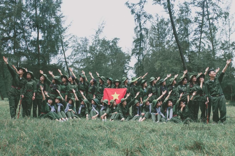越南小妹来了!越南学生妹拍摄军装系列靓照