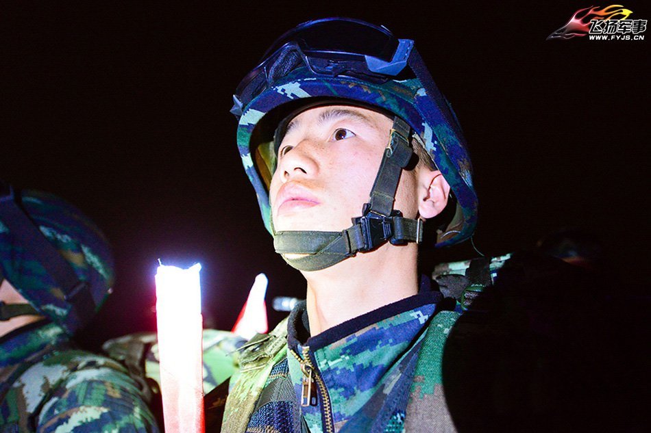 蠢贼撞精兵 小 毛贼 慌不择路撞 进武警 魔鬼 训练 