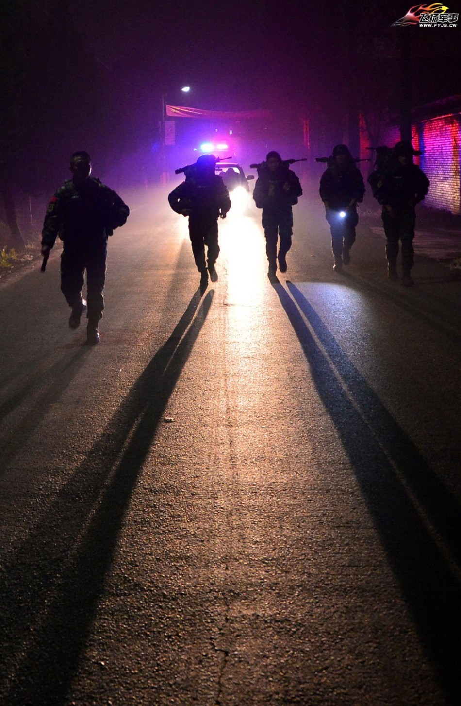 蠢贼撞精兵 小 毛贼 慌不择路撞 进武警 魔鬼 训练 