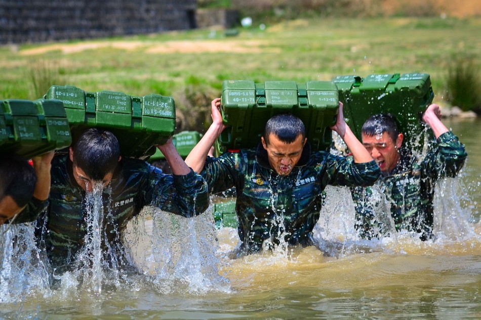 蠢贼撞精兵 小 毛贼 慌不择路撞 进武警 魔鬼 训练 