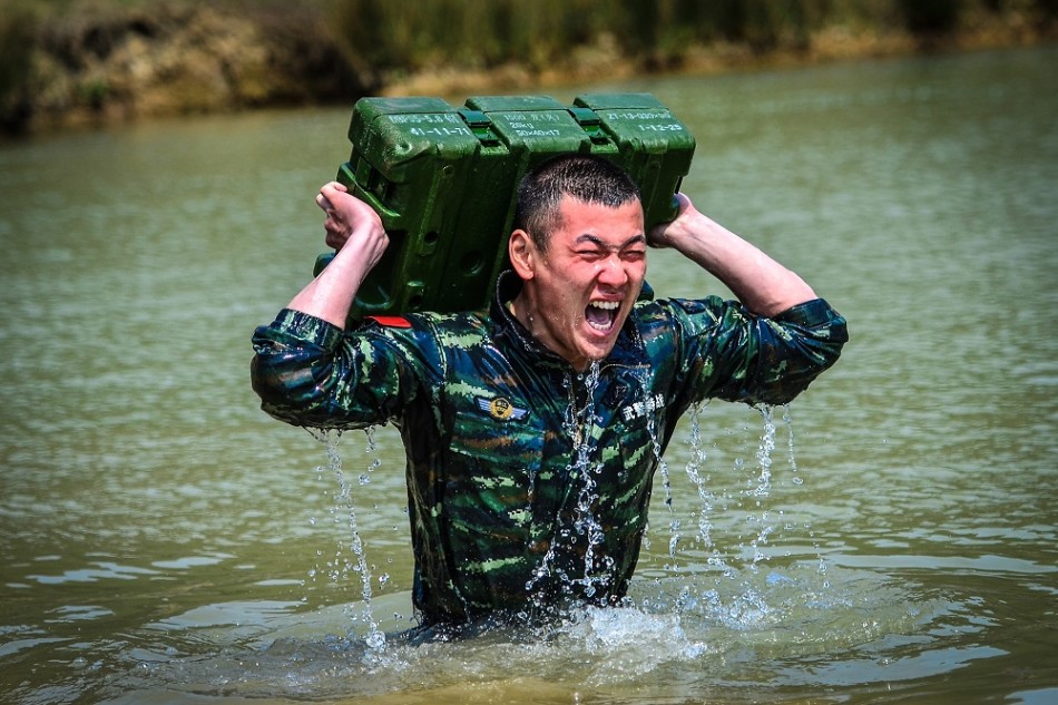 蠢贼撞精兵 小 毛贼 慌不择路撞 进武警 魔鬼 训练 