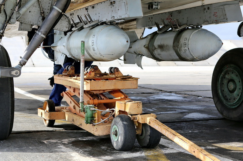 地勤为苏-24加挂航空炸弹
