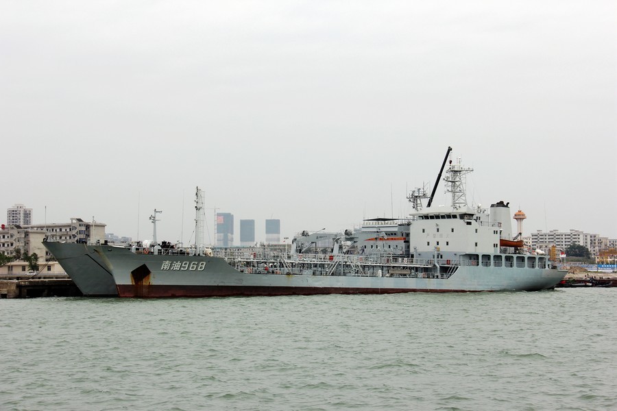 南海舰队某港登陆舰半潜船云集 173号052d现身