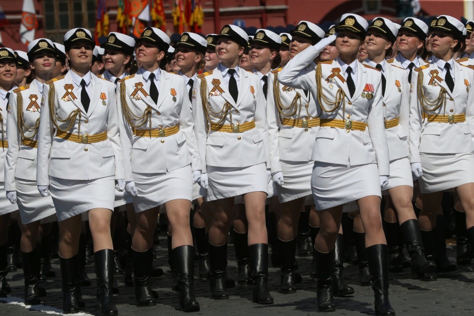 金发碧眼大长腿:胜利日阅兵上的俄罗斯女兵们