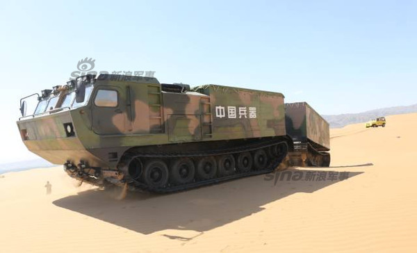 穿越在沙漠的中国枭龙:国产蟒式全地形履带车