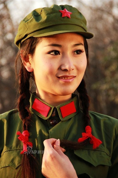 军中绿花惹人醉!穿65式军服的美女清纯动人