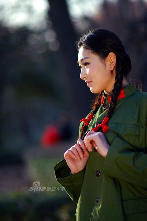 军中绿花惹人醉!穿65式军服的美女清纯动人