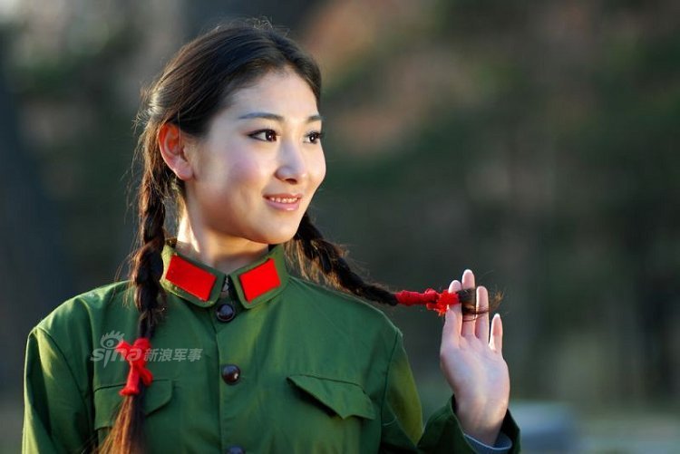 军中绿花惹人醉!穿65式军服的美女清纯动人
