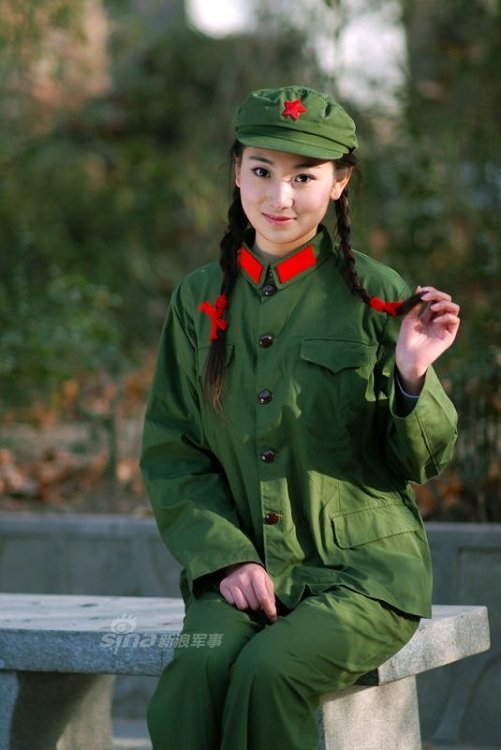 军中绿花惹人醉!穿65式军服的美女清纯动人