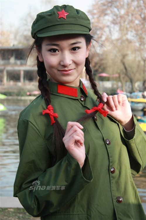 军中绿花惹人醉!穿65式军服的美女清纯动人