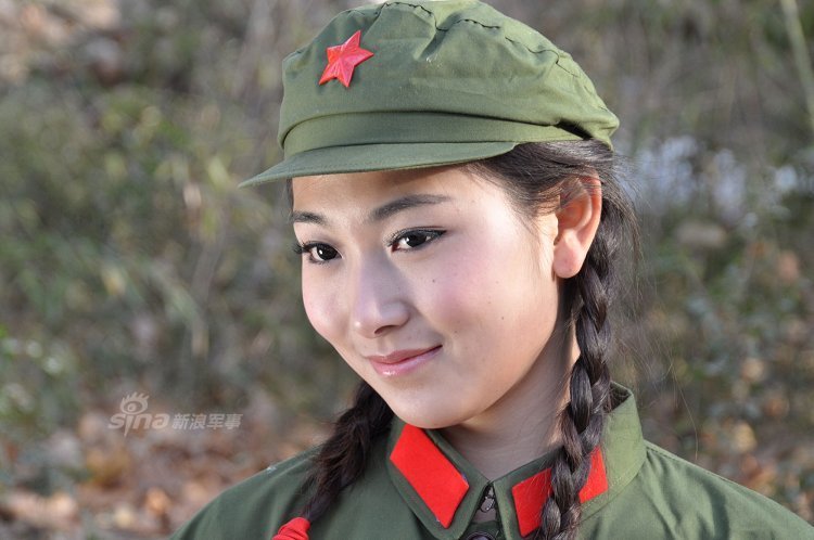 军中绿花惹人醉!穿65式军服的美女清纯动人