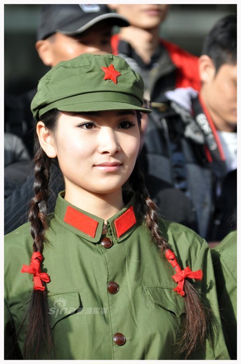 军中绿花惹人醉!穿65式军服的美女清纯动人