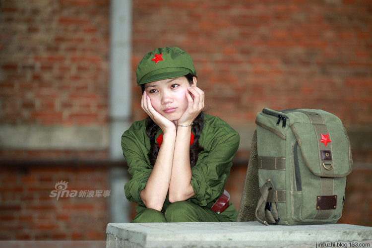 总感觉哪里不对劲?着65式男干部军服的女模特