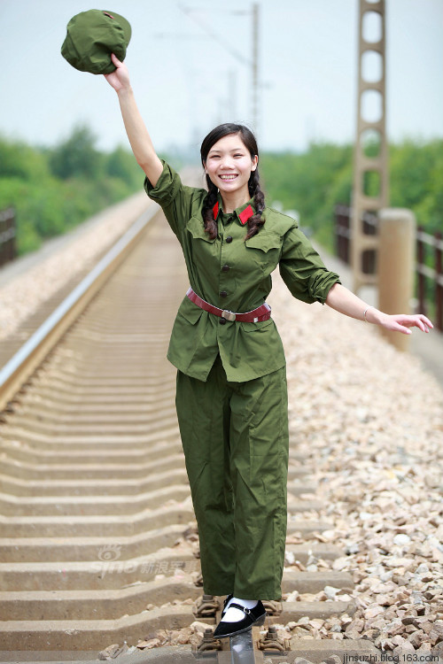总感觉哪里不对劲?着65式男干部军服的女模特