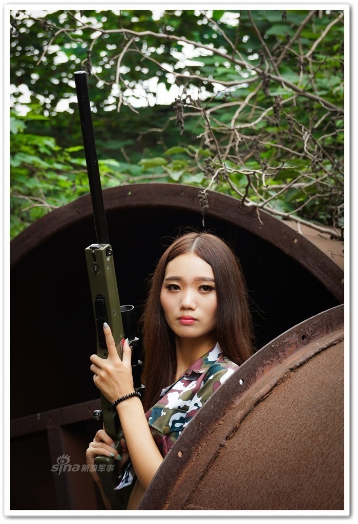 少见女模特手持大狙中国美女模特拿枪的威风