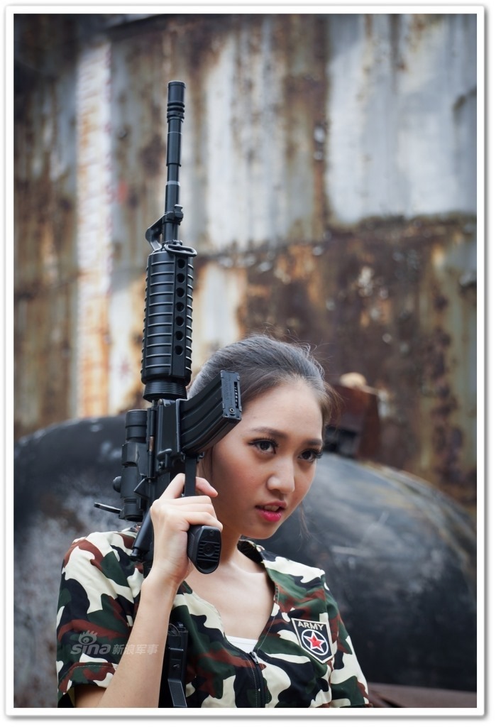 少见女模特手持大狙:中国美女模特拿枪的威风