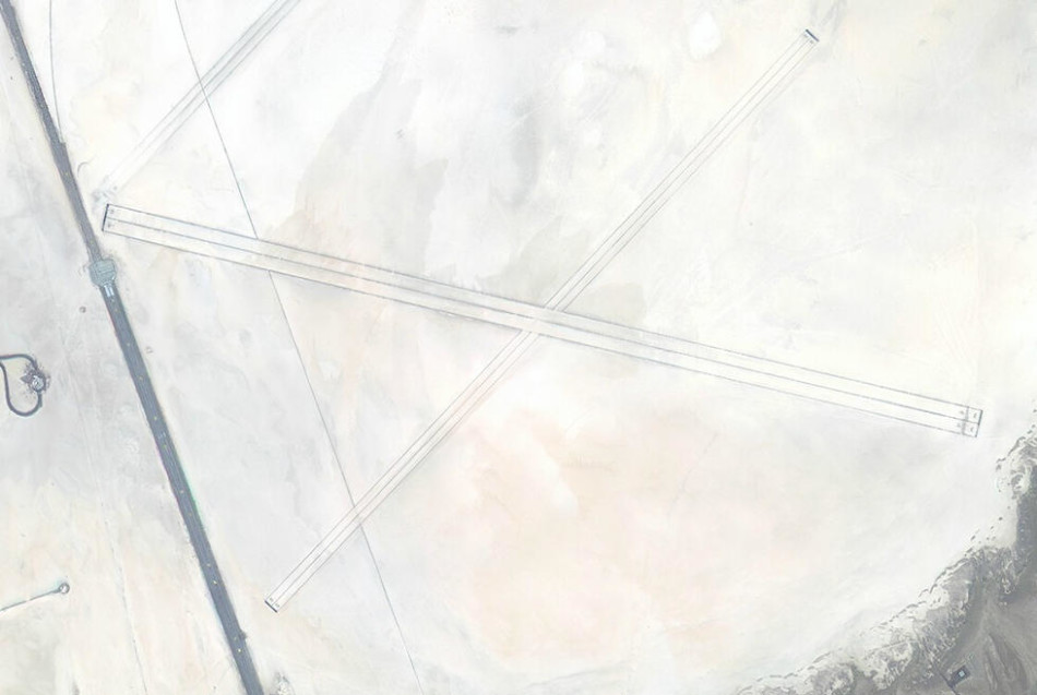 中国卫星拍到美国51区基地 沙湖中现X型跑道(图)
