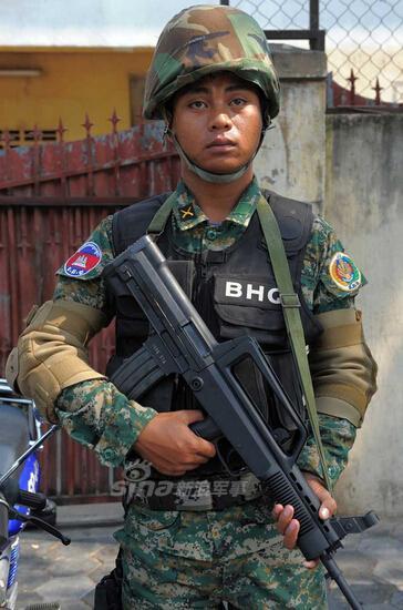 是解放军翻版缅甸特种兵使用仿中国97式步枪