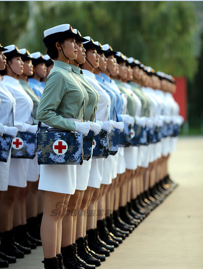 中俄越朝阅兵女兵对比:中国女兵靓丽 朝鲜最逗