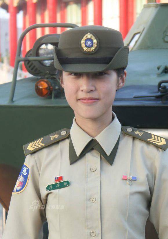 驻港部队女宪兵比台湾省的英气多了_高清