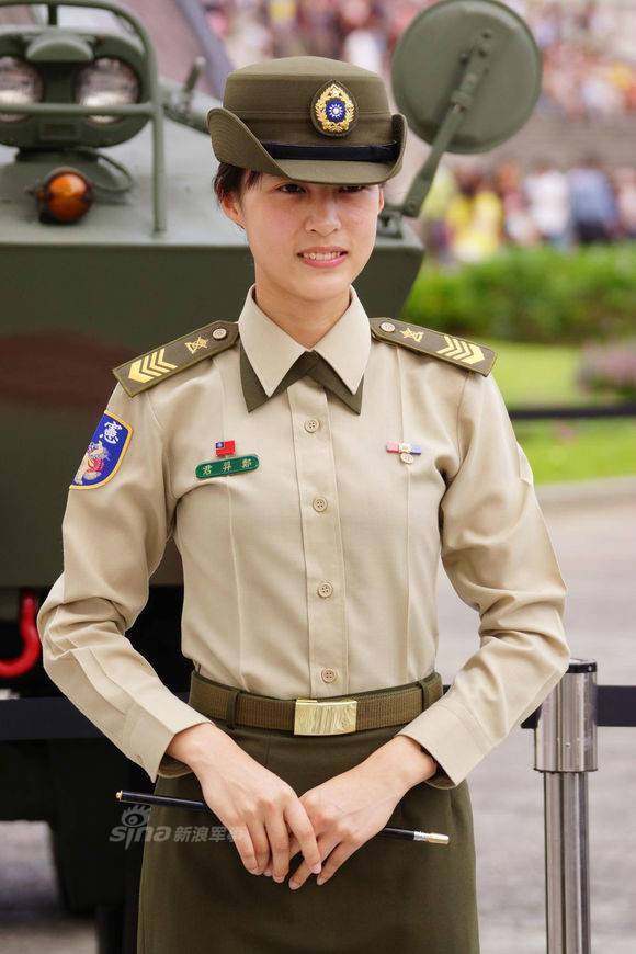 高下立判!驻港部队女宪兵比台湾省的英气多了_高清图集_新浪网