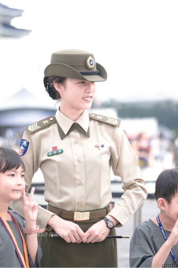 高下立判!驻港部队女宪兵比台湾省的英气多了
