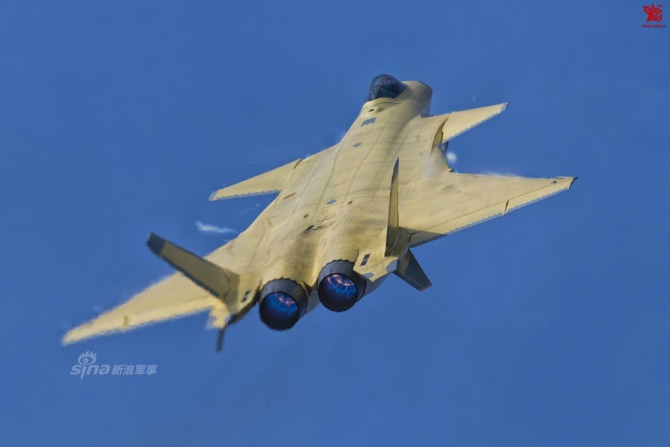 性感的背影!最新黄色涂装歼20超高清无码大图