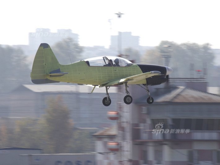 俄雅克152初级教练机首飞成功:中国l7何时服役_高清