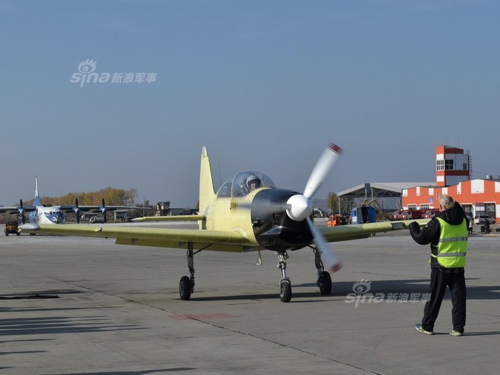 俄雅克152初级教练机首飞成功:中国l7何时服役_高清