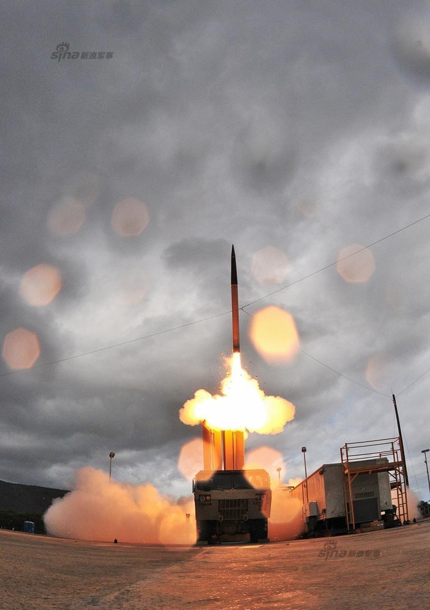 在70周年胜利阅兵式上露面的东风-15B导弹，弹头采用双椎体结构，可降低高超音速飞行时的阻力，返回速度高达6马赫以上，配合四片可动弹翼能在弹道末段实施规避拦截的机动动作。