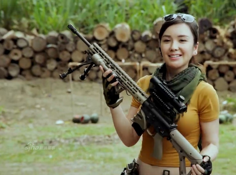 可爱性感美女教你打枪:大威力狙击命中你的心