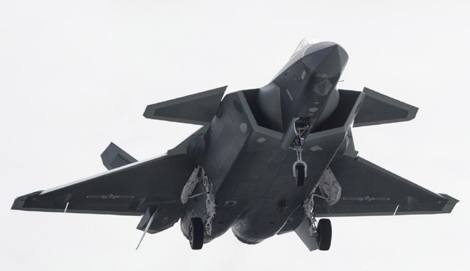 首次见歼20双机编队飞行!量产型机腹弹仓曝光