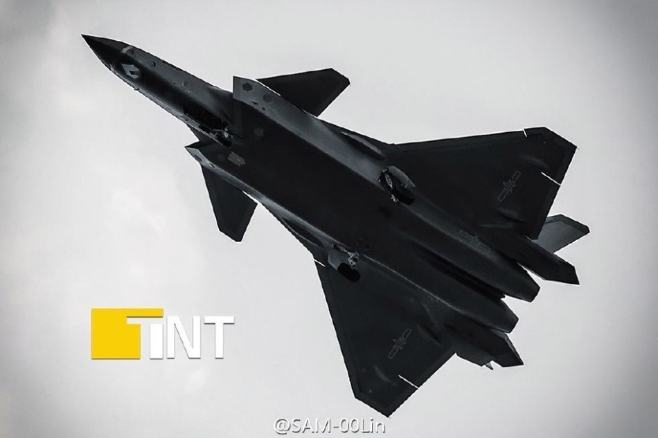 首次见歼20双机编队飞行!量产型机腹弹仓曝光