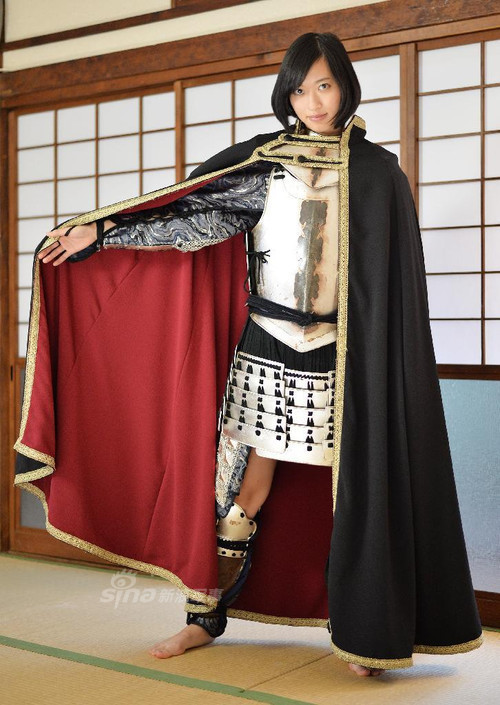 日本美女一边脱铠甲一边讲历史