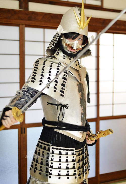日本美女一边脱铠甲一边讲历史