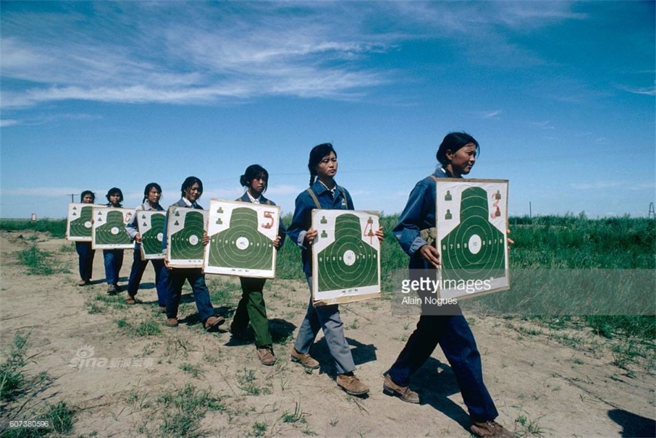 不爱红妆爱武装!70年代的中国大庆工人女民兵