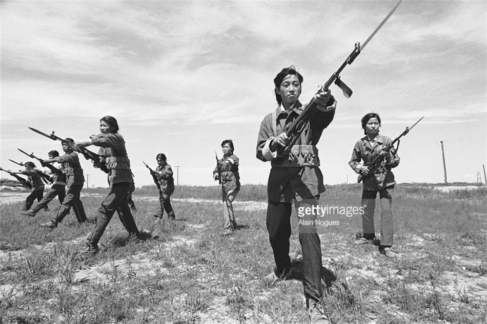 不爱红妆爱武装!70年代的中国大庆工人女民兵