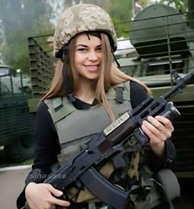 乌克兰已打到这地步？大批美颜女兵上前线(组图)