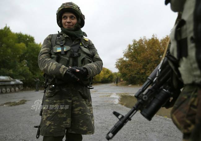 乌克兰已打到这地步？大批美颜女兵上前线(组图)