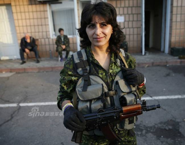 乌克兰已打到这地步？大批美颜女兵上前线(组图)