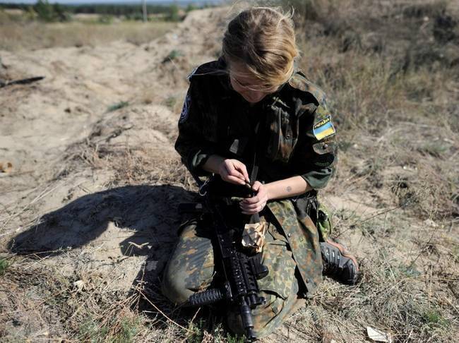 乌克兰已打到这地步？大批美颜女兵上前线(组图)