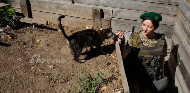 乌克兰已打到这地步？大批美颜女兵上前线(组图)